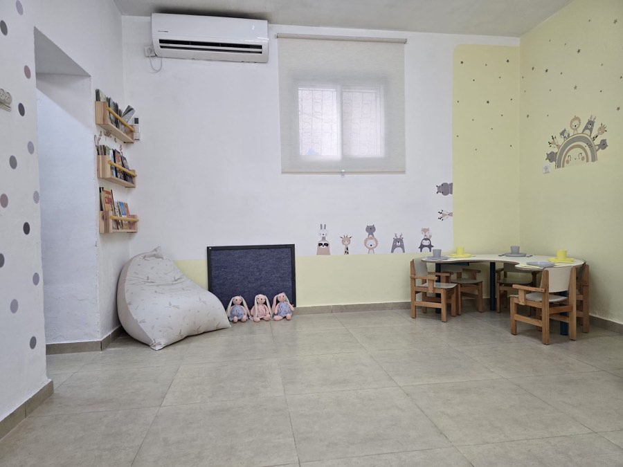 פינת הספרים עם פוף רך וספרייה בגובה הילדים
